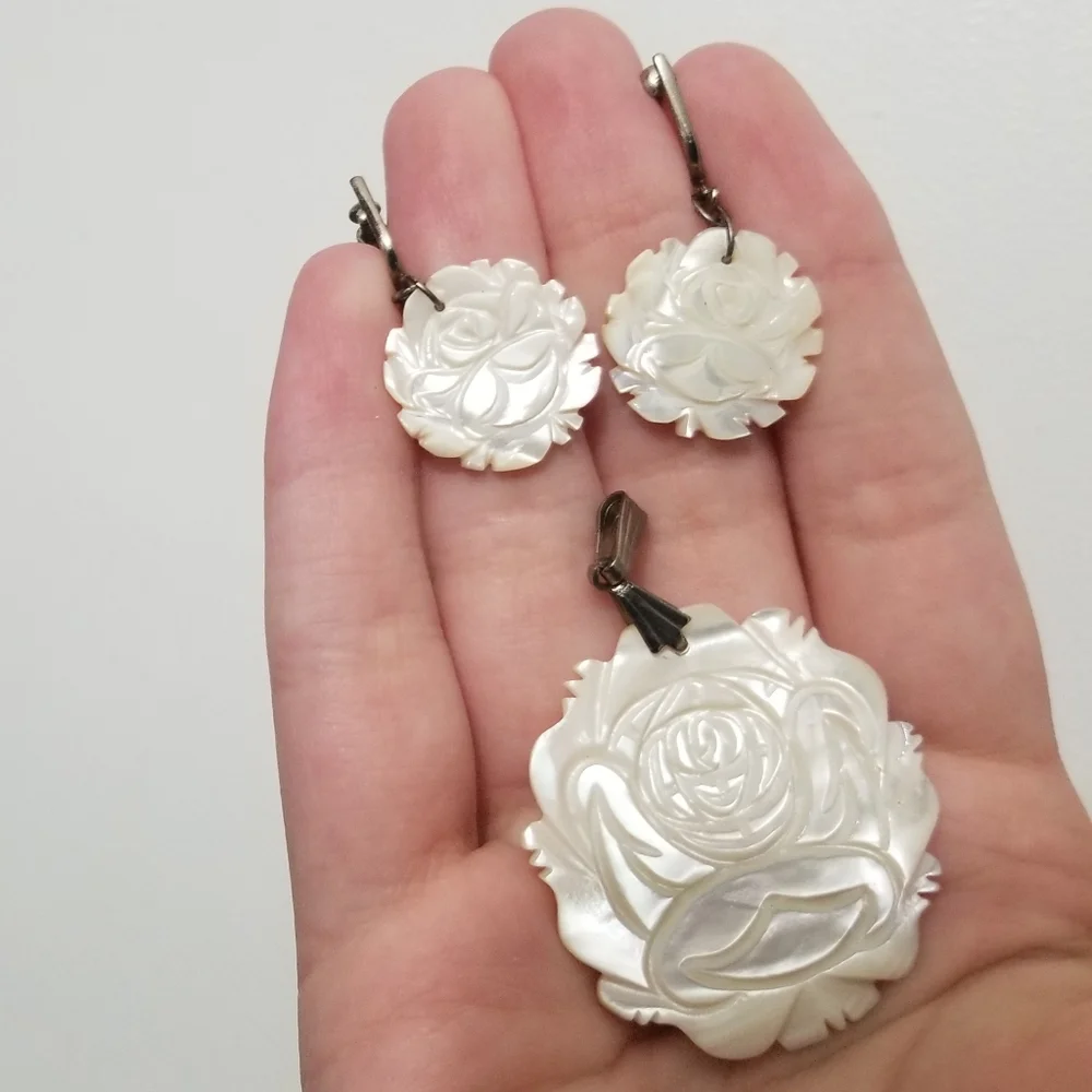 Beauties: vtg mother of pearl earrings & pendant, VGUC - Picture 1 of 11